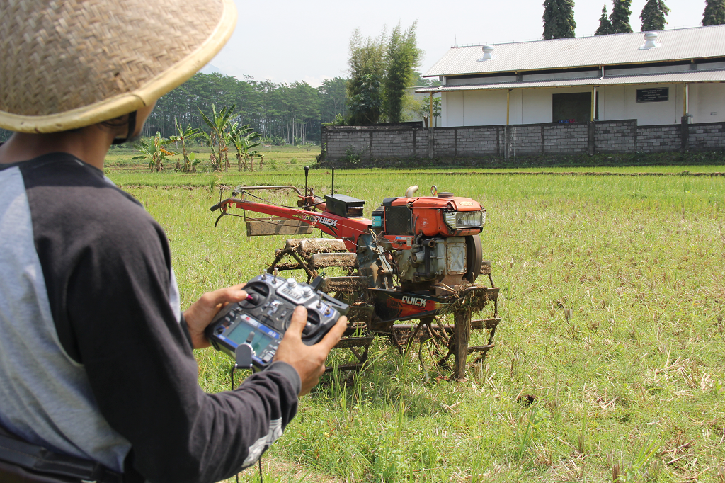 Traktor Remote Kontrol Permudah Proses Olah Sawah 