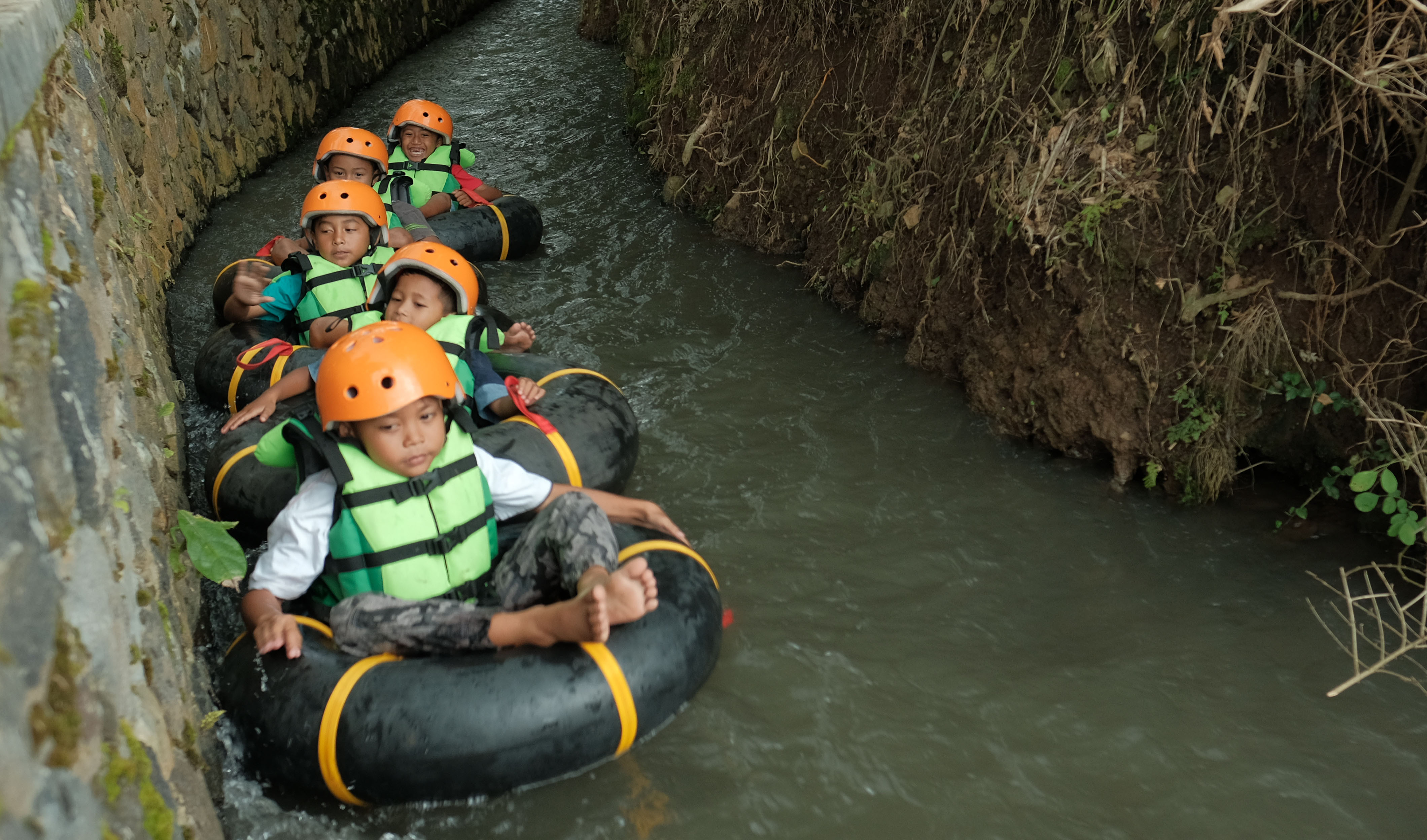 DUPU-DUPU, Wahana Tubing Anak-anak Di Kedu Temanggung